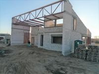 Dviejų auk&scaron;tų namo mūras i&scaron; akyto betono blokelių